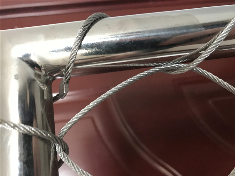 1551772340835408.jpg 不銹鋼繩卡扣網(wǎng).JPG